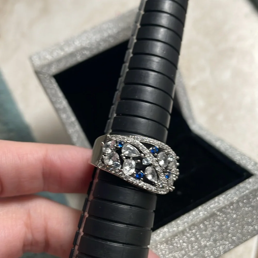 Elegant Silver and Blue Gemstone Ring - Picture 4 of 17